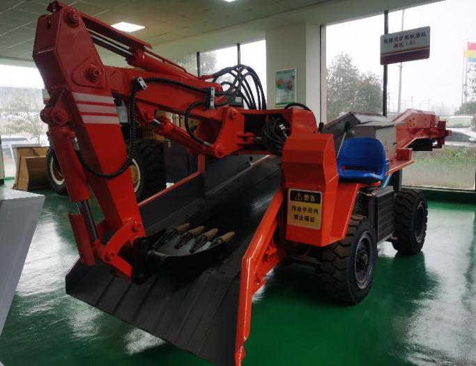 跟著帥龍機(jī)電一起看看輪式扒渣機(jī)設(shè)備的功能和用途！