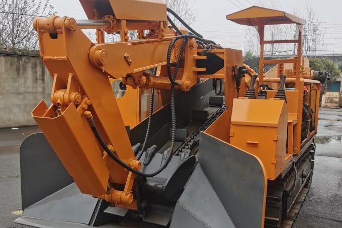 履帶扒渣機(jī)有什么優(yōu)勢(shì)呢？